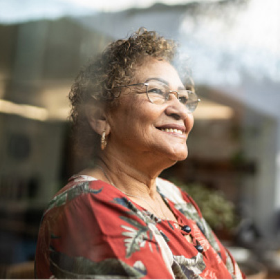Femme hispanique âgée en train de sourire