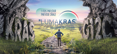 Homme traversant une vallée faite de KRAS et de G12C en direction du logo LUMAKRAS une fois par jour