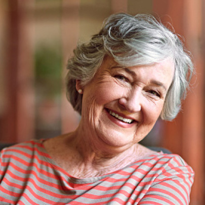 Femme blanche âgée en train de sourire
